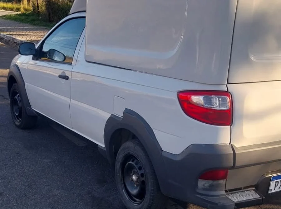 Fiat Strada branca para transporte de móveis em Belo Horizonte